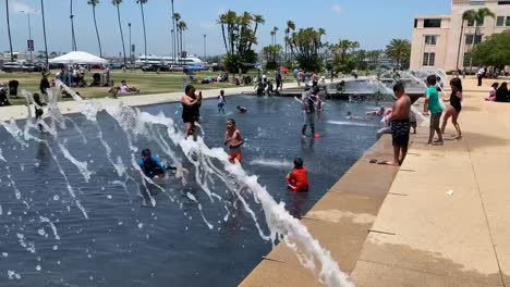 Niños-Chapoteando-Y-Divirtiéndose-En-El-Parque-Costero-De-San-Diego