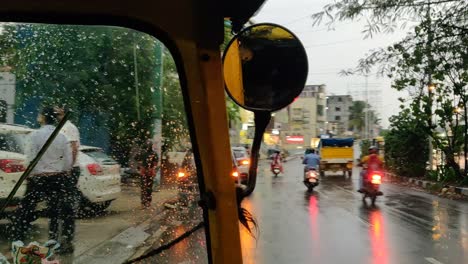 Nacht-Beleuchtetes-Stadtzentrum-Von-Bangalore,-Berühmte-Verkehrsstraße,-Straßenpanorama