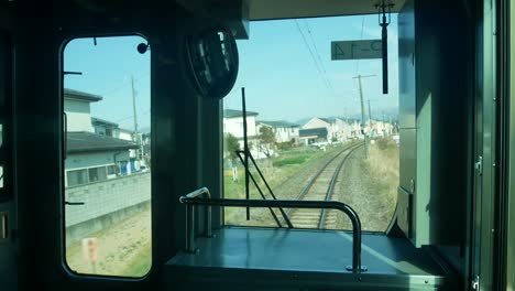 Vista-Del-Paisaje-Del-Interior-Del-Tren-En-Movimiento-Desde-La-Parte-Delantera-Del-Tren-Ver-Vista-Del-Paisaje-Fuera-Del-Campo-De-La-Ciudad-Del-Pueblo-De-La-Ciudad-De-Tokio