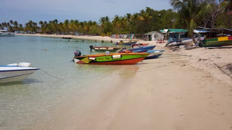 Speed-boats-anchored-at-the-most-famous-beach-in-the-Grenadines,-Mayreau