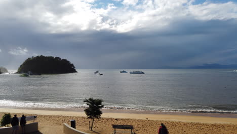 Lapso-De-Tiempo-En-El-Paseo-Marítimo-De-La-Popular-Playa-De-Kaiteriteri-En-Nueva-Zelanda