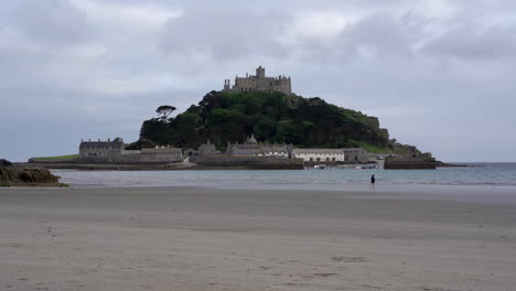 Persona-Solitaria-Corriendo-En-La-Playa-Hacia-El-Mar-De-Marazion-En-Cornwall-Justo-En-Frente-Del-Monte-St-Michael