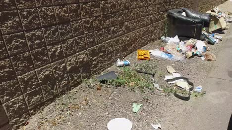 Aléjese-De-Los-Montones-De-Basura-Que-Bordean-Un-Callejón-Trasero-En-Sunnyslope,-North-Phoenix,-Arizona