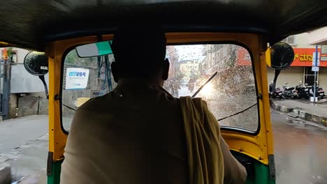 Vista-Desde-El-Asiento-Trasero-Del-Auto-Rickshaw