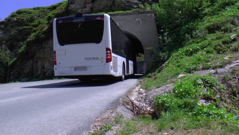 El-Autobús-Corre-A-Alta-Velocidad-A-Través-De-Un-Túnel-Estrecho