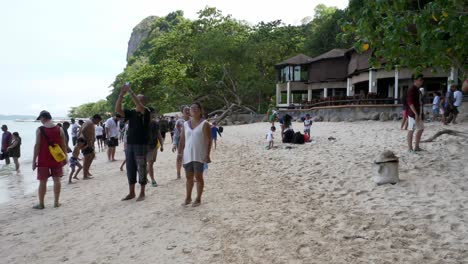 Reisende-Reisen-Mit-Dem-Boot-Auf-Die-Insel,-Um-Die-Schönheit-Und-Das-Sonnenbaden-Am-Strand-Mit-Einem-Langen-Strand-Zu-Sehen,-Der-Zum-Schwimmen-In-Krabi-In-Thailand-Geeignet-Ist