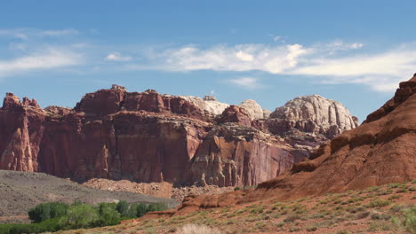 Eine-Weitwinkelaufnahme-Des-Riffs-Und-Der-Klippen-Im-Capitol-Reef-State-National-Park