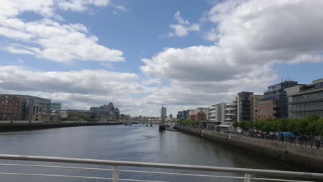 Tiro-Panorámico-De-Dublín-Sobre-Un-Puente-En-El-Corazón-De-Los-Docklands-De-Dublín