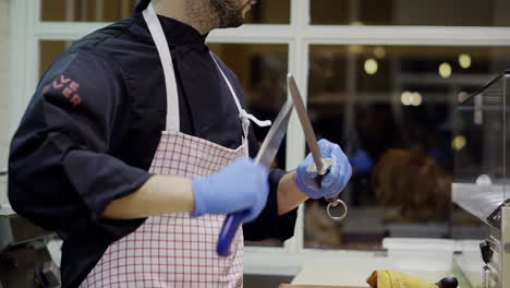 Chef-Afilando-Los-Cuchillos-En-La-Cocina,-Milán---Italia