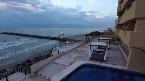 Ver-Un-Amanecer-Desde-La-Piscina-De-Un-Hotel-De-Playa-Es-Relajante