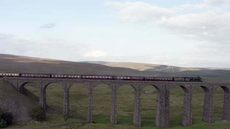 Luftaufnahme-Des-Dampfzuges-Flying-Scotsman-60103,-Der-Mit-Großem-Ausschnitt-über-Das-Ribblehead-Viadukt-In-North-Yorkshire-Fährt