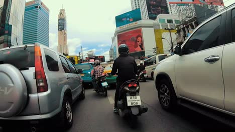 Cabalgando-En-Bangkok