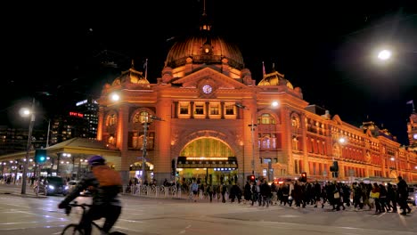 Tráfico-De-La-Estación-Flinder-Durante-La-Noche