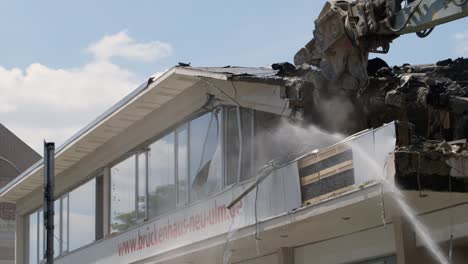 Máquina-De-Demolición-Derribando-El-Techo-De-Un-Edificio-Condenado