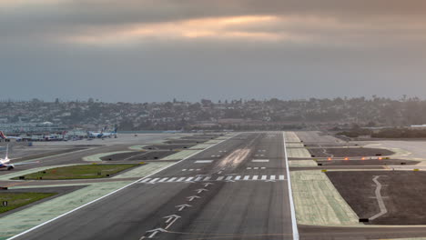 Zeitraffer-Von-Flugzeugen,-Die-Am-Internationalen-Flughafen-Von-San-Diego-Landen-Und-Starten.-Der-Zeitrahmen-Von-15-Minuten-Ist-Auf-Wenige-Sekunden-Verkürzt,-Was-Auf-Die-Schwierige-Arbeit-Der-Fluglotsen-Hinweist