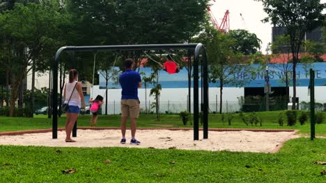 Padres-Con-Sus-Hijos-En-Un-Parque-Infantil,-Singapur,-12-Jun-19