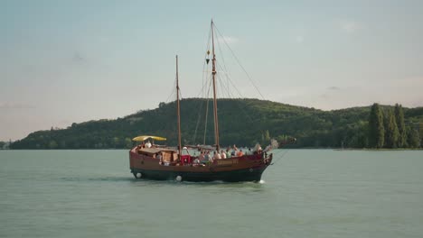 Der-Alte-Schoner-Talisman,-Der-Bei-Sonnenuntergang-Segelt