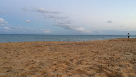 Bewegungszeitraffer-Einer-Familie,-Die-Am-Strand-Spaziert-Und-Die-Aussicht-Auf-Das-Meeresufer,-Den-Sand-Und-Die-Meeresluft-Genießt,-Kinder,-Kinder,-Horizontaler-Sonnenuntergang-In-Der-Goldenen-Stunde