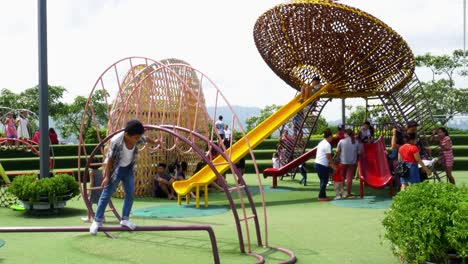 Supervisados-Por-Padres-Y-Tutores,-Los-Niños-Pequeños-Y-Divertidos-Exploran-Las-Atracciones-Del-Parque-Infantil-En-El-Centro-Comercial-Sm-Seaside-Mall-En-Las-Propiedades-De-La-Carretera-Sur,-Ciudad-De-Cebú,-Filipinas