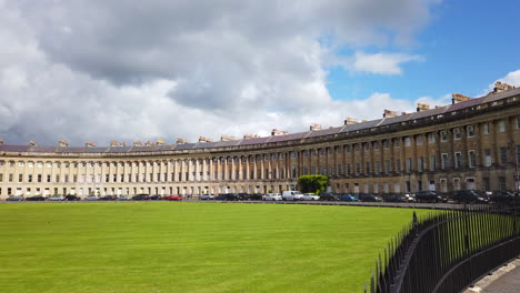 Schwenk-Von-Rechts-Nach-Links-Des-Royal-Crescent-In-Bath,-Somerset-An-Einem-Sonnigen-Sommertag-Mit-Blauem-Himmel-Und-Weißen-Wolken