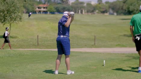 Joven-Golfista-Masculino-Practicando-Swing-En-Cámara-Lenta