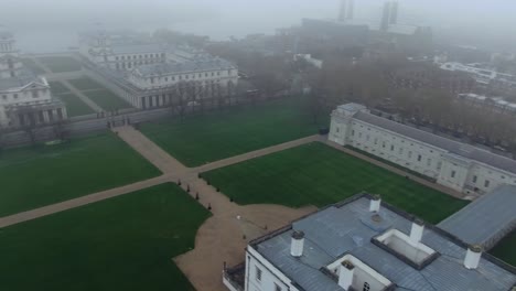 Schwenkaufnahme-Des-Schönen-Gebäudes-In-London