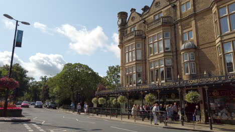 Tráfico-Pasando-Por-El-Salón-De-Té-Bettys-En-Harrogate-En-Cámara-Lenta