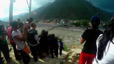 Montañeros-Del-Himalaya-En-Su-Camino-Hacia-El-Sendero,-Disfrutando-De-La-Hermosa-Vista-Del-Río-Sagrado-Ganges