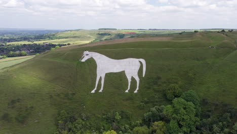 órbita-Aérea-En-Sentido-Contrario-A-Las-Agujas-Del-Reloj-Del-Caballo-Blanco-De-Westbury-En-Un-Día-De-Verano-Con-Excursionistas-Caminando-Alrededor-Del-Perímetro-Del-Caballo