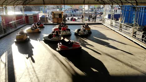 Niños-Y-Adolescentes-Jugando-En-Autos-Chocadores-Eléctricos-En-Un-Parque-De-Diversiones-Temático-En-Un-Día-Soleado-En-Montevideo-Uruguay-Video-4k