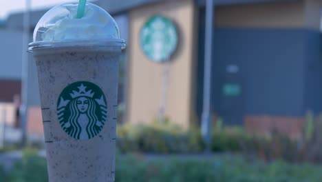 Un-Frappuccino-Helado-Frente-A-Starbucks