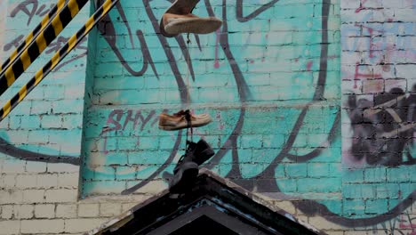 Gefesselte-Turnschuhe-Hängen-Am-Kabel-Hosier-Lane-Melbourne-CBD