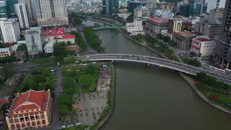 Eine-Von-13-Drohnenaufnahmen-Der-Khanh-Hoi-Brücke,-Die-Den-Tau-Hu-Kanal-überquert-Und-Die-Bezirke-1-Und-4-In-Ho-Chi-Minh-Stadt-Verbindet