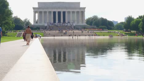 Die-Vorderstufen-Des-Lincoln-Memorial,-Aufgenommen-Vom-Reflexionsteich,-Mit-Menschen-Im-Vordergrund