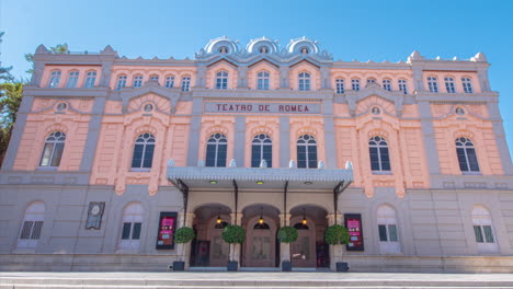 Teatro-Romea-Zeitraffer-Mit-Blauem-Himmel