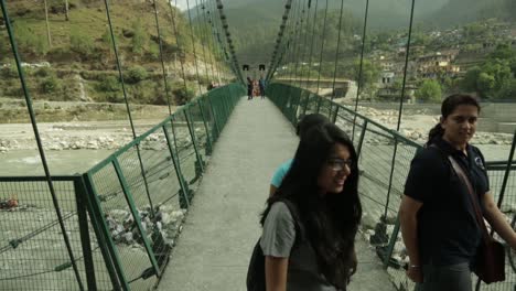 Montañeros-Del-Himalaya-De-Un-Instituto-De-Formación-De-Montañismo-En-Su-Camino-Hacia-El-Sendero