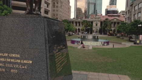 Monumento-A-Sir-William-Glascow,-Plaza-Anzac-De-Brisbane,-Con-Edificios-De-La-Ciudad