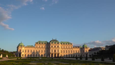 Vista-Estática-Del-Castillo-Y-El-Jardín-De-Belvedere-Al-Atardecer