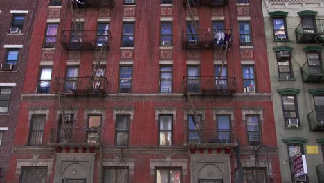 Vorderseite-Des-Alten-Gebäudes-In-Brooklyn,-New-York,-Passanten-Auf-Der-Straße