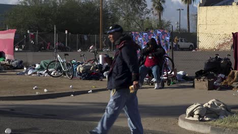 Un-Hombre-Sin-Hogar-Se-Sienta-En-Su-Silla-Andador-Mientras-Come-Un-Pequeño-Refrigerio,-Phoenix,-Arizona