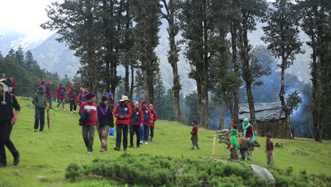 Montañeros-Del-Himalaya-En-El-Pueblo-Del-Himalaya-Montañeros-Del-Himalaya-Pasando-Por-Un-Pueblo-Del-Himalaya-En-El-Camino-A-Su-Destino