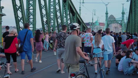 El-Puente-Sabah,-Un-Evento-Cultural-Gratuito-Que-Permite-Utilizar-El-Puente-De-La-Libertad-A-Pie,-Entrando,-Con-Bicicletas-A-Mano