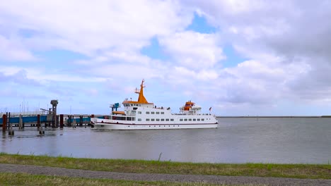 Barco-Principal-Langeoog-Girando-Y-Saliendo-Al-Mar