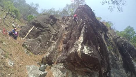 Artesanía-En-Roca-Por-Un-Aprendiz-Del-Instituto-De-Montañismo-Situado-En-El-Himalaya,-Uttarakhand-India