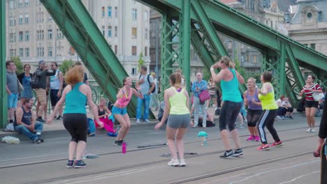 Menschen,-Die-Beim-Szabihid-Festival-Fitness-Machen