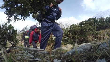 Montañeros-Del-Himalaya-De-Un-Instituto-De-Formación-De-Montañismo-En-Su-Camino-Hacia-El-Sendero