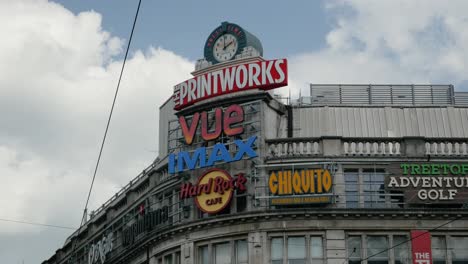 Printworks-Touristenattraktion-Im-Großraum-Manchester-Mit-Sommer-Sonnentag-Wahrzeichen-Im-Stadtschild-In-Der-Mitte,-Gerahmt-4k-25p