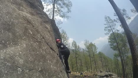 Artesanía-En-Roca-Por-Un-Aprendiz-Del-Instituto-De-Montañismo-Situado-En-El-Himalaya,-Uttarakhand-India