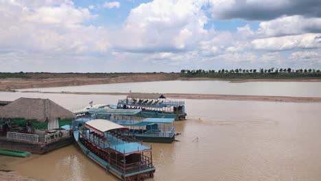 Barco-Turístico-Que-Se-Dirige-Al-Lago-Tonle-Sap