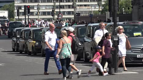 Los-Taxistas-Negros-Bloquean-Las-Carreteras-Alrededor-Del-Parlamento-Como-Parte-De-Una-Protesta-En-Westminster,-Londres,-Reino-Unido.